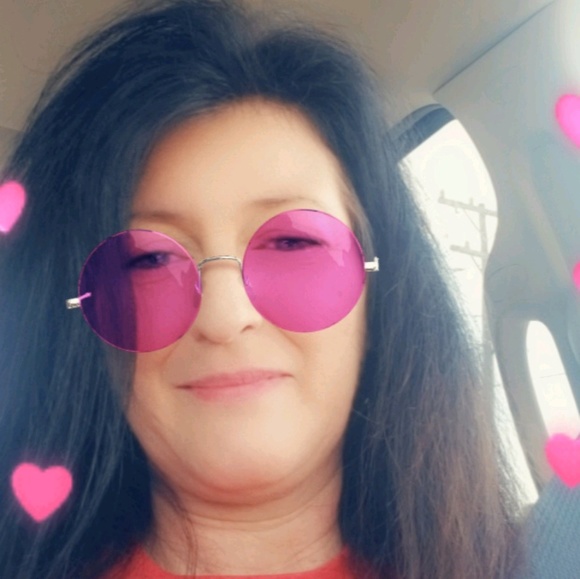 Profile Picture of Denise Fuller (@denisefuller53) on Poshmark