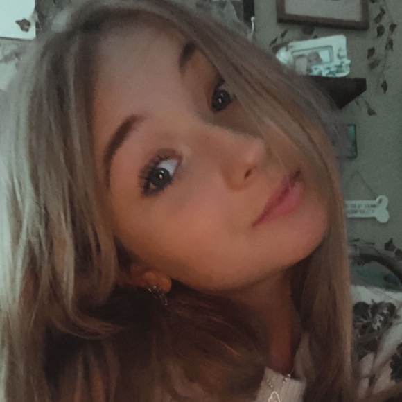 Profile Picture of Rachelle Piunti (@rachellepiunti) on Poshmark