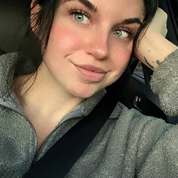 Profile Picture of Eliza Jagemann (@elizagracexo) on Poshmark