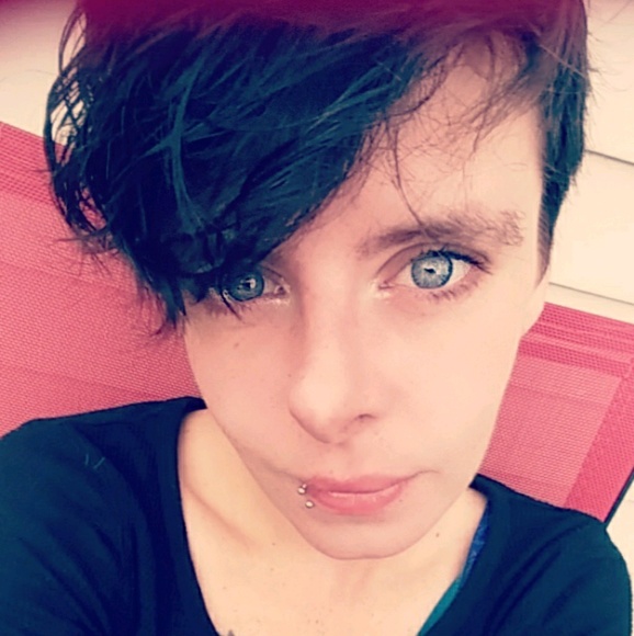 Profile Picture of Shawna Corey (@shawnalewis453) on Poshmark