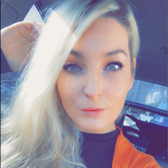 Profile Picture of Christina Brandt (@christinabra929) on Poshmark