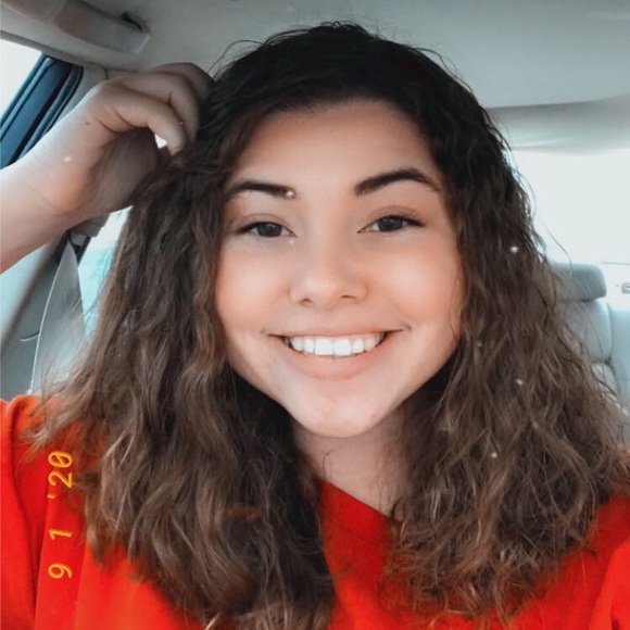 Profile Picture of Jaelynn Swiercz (@heyyyitsjae) on Poshmark