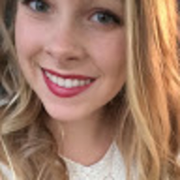 Profile Picture of Anika Larson (@anikallarson) on Poshmark