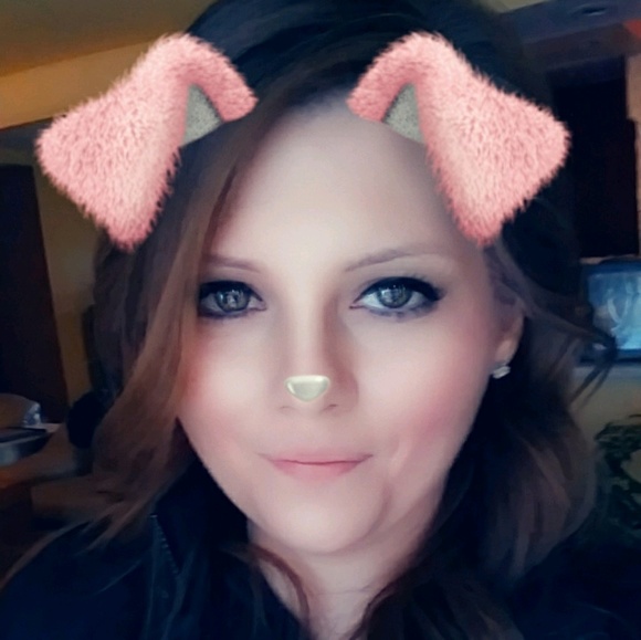 Profile Picture of Laura Wattenbarger (@lolagizmo) on Poshmark