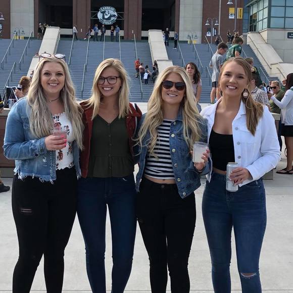 Mariah Veeser - Poshmark Profile Picture of Mariah Veeser (@mariahveeser) on Poshmark