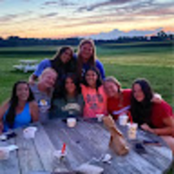 Profile Picture of Devyn Siversen (@devynsiversen) on Poshmark