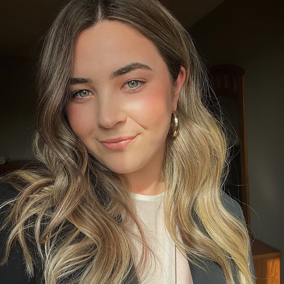 Profile Picture of Kayla Karbonik (@kayla_karbonik) on Poshmark