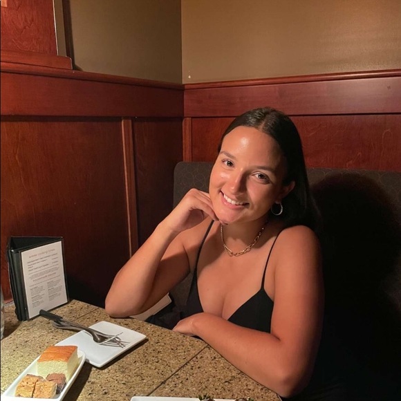 Profile Picture of Daniela Rodrigues (@drodrigues2022) on Poshmark