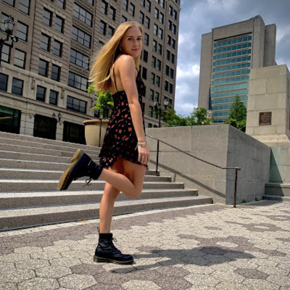 Profile Picture of Sydney Arcemont (@sydney_arcemont) on Poshmark