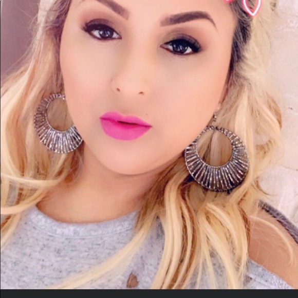 Profile Picture of Christine Nunez (@cgarza1427) on Poshmark