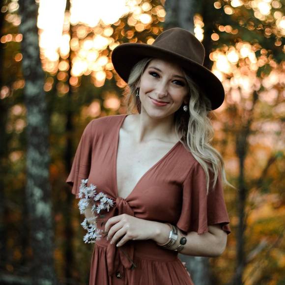 Profile Picture of Alexa Neff (@ajn3c) on Poshmark