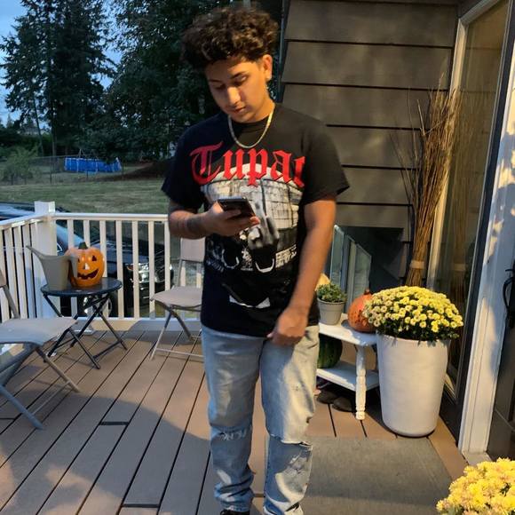 Profile Picture of Angel Olivarrias (@angoliv1502) on Poshmark