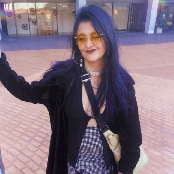 Profile Picture of Alexis Cadavid (@clovacadavid) on Poshmark