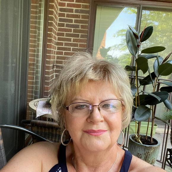 Profile Picture of Anna Zlotek (@annazlotek) on Poshmark