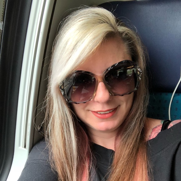 Profile Picture of Danielle Dombrowski (@chick914x) on Poshmark