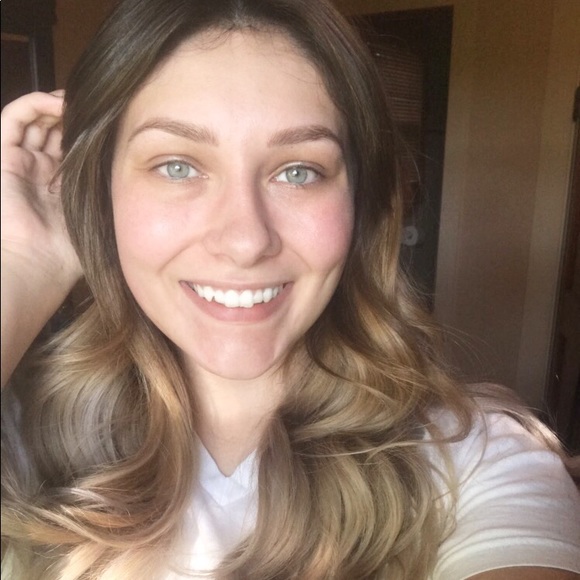 Profile Picture of Allison Edwards (@apaige_24) on Poshmark