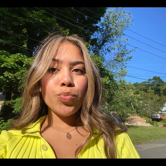 Vanessa Andujar - Poshmark Profile Picture of Vanessa Andujar (@vanessaandujar) on Poshmark