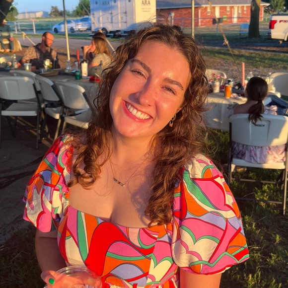 Profile Picture of Caitlynn Huesers (@caitlynnhuesers) on Poshmark