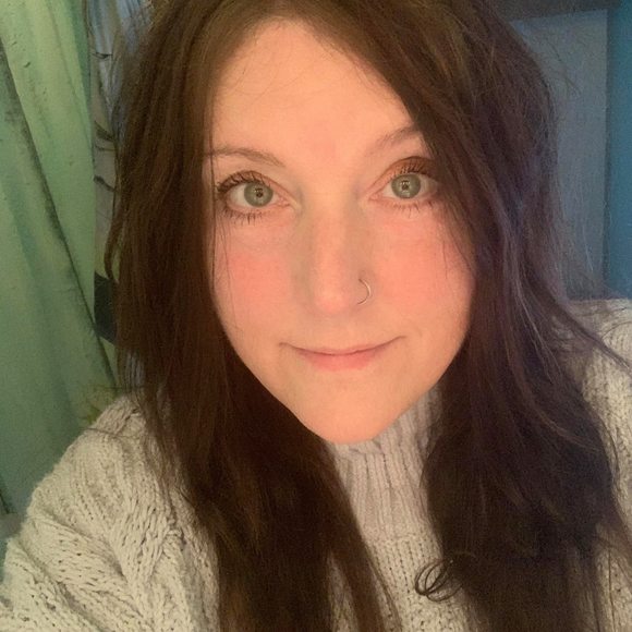 Profile Picture of Cheryl Sweazey (@cherll01) on Poshmark