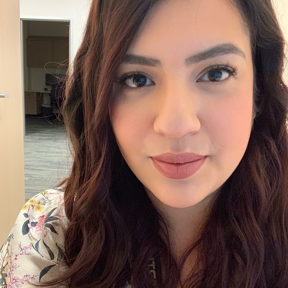 Profile Picture of Aneel Flores (@aneel_flores) on Poshmark