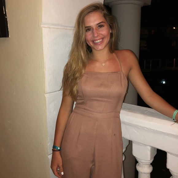 Profile Picture of Laney Mabrito (@laney_mabrito) on Poshmark
