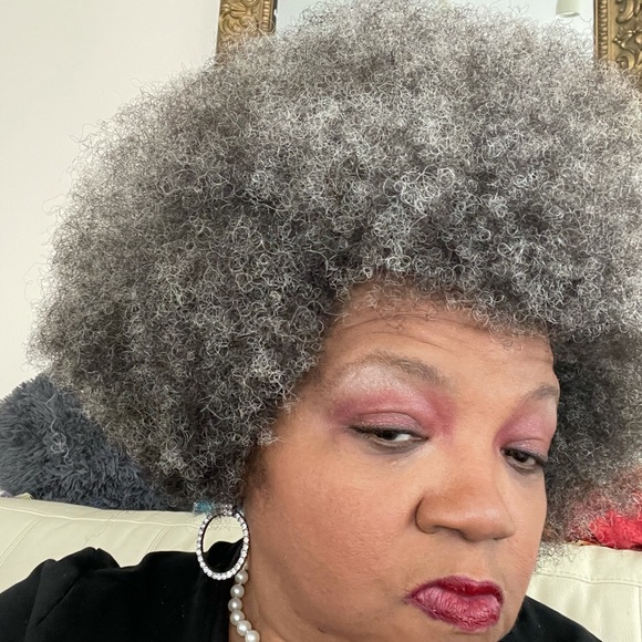 Profile Picture of Glynis Moore (@glynismoore) on Poshmark