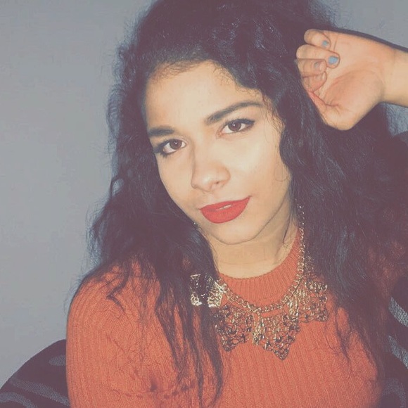 Profile Picture of Hailey Almoney (@haileyalmoney) on Poshmark