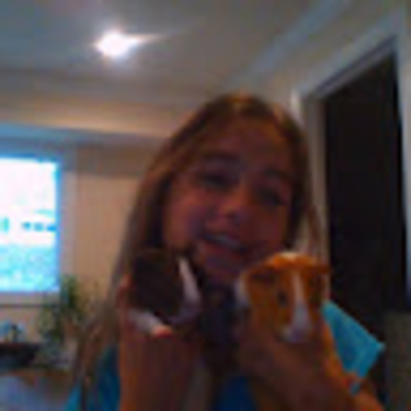 Profile Picture of Alexandra Popowicz (@alliepopowicz) on Poshmark