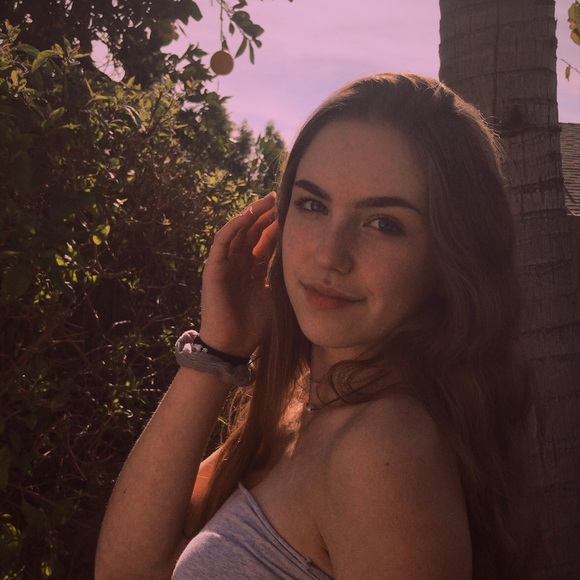 Profile Picture of Daphne Ischer (@daphneischer) on Poshmark