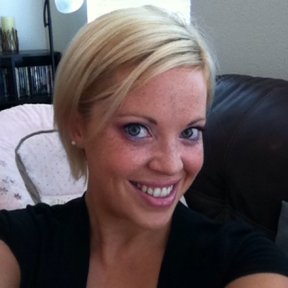 Profile Picture of Elizabeth Schmutzer (@eschmutzer) on Poshmark