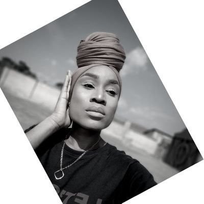 Profile Picture of Classy Et Bougie  👟 👢 👠 🥿 👜 👚 👗 👖 👔 (@CZEE_ZAR) on Twitter