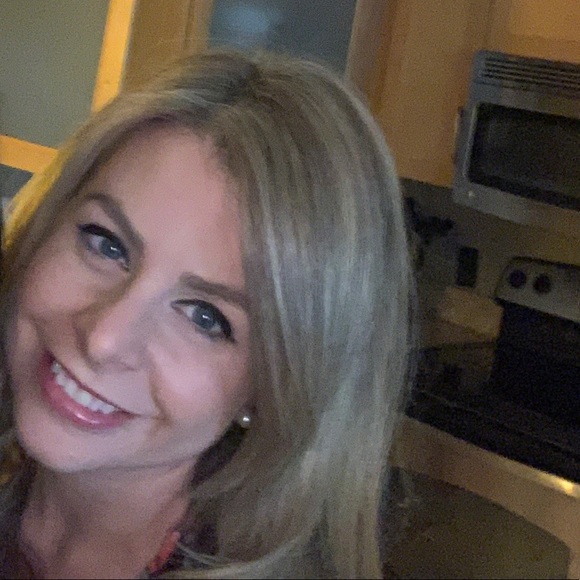 Profile Picture of Ashley Deschambeault (@a_deschambeault) on Poshmark