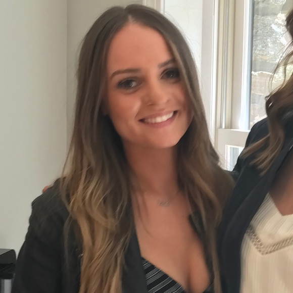 Profile Picture of Leah Hagen (@leahchagen) on Poshmark