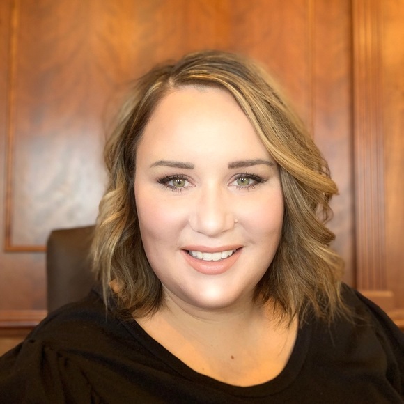 Profile Picture of Lacy Hoff (@lacyd18) on Poshmark