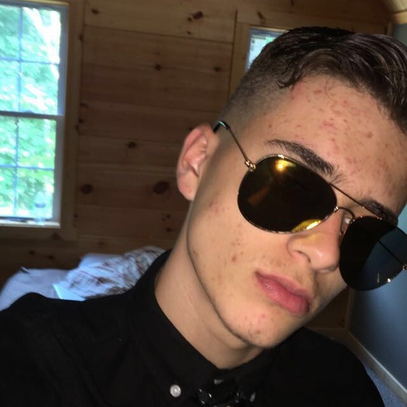 Profile Picture of Jonathan Mahoney (@jonmahoneyy) on Poshmark