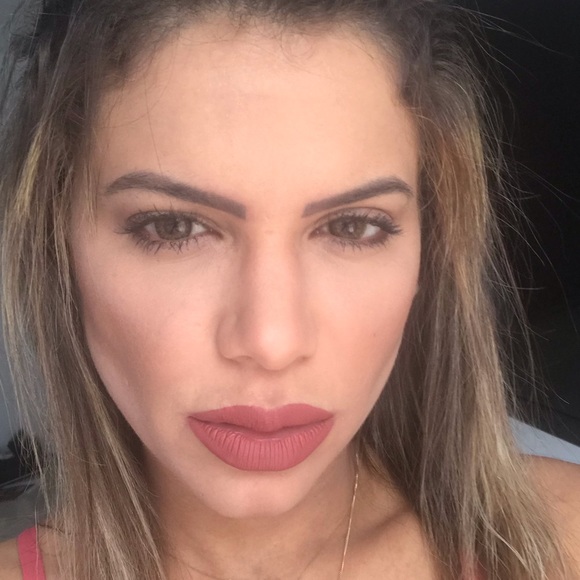Profile Picture of Eliziane Azeredo (@elizianeazeredo) on Poshmark