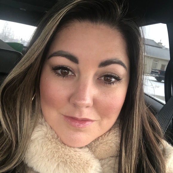 Profile Picture of Jolynne Chambers (@jolynnechambers) on Poshmark
