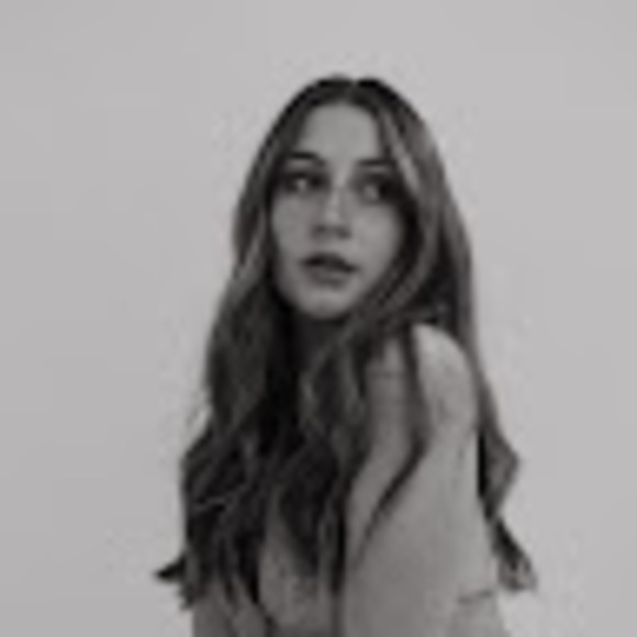 Profile Picture of Bella Palance (@bellapalance) on Poshmark