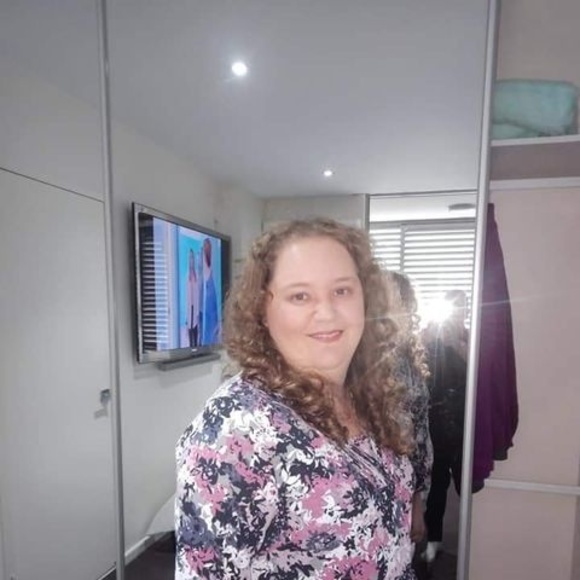 Profile Picture of Sarah Hollier (@sezza_978) on Poshmark