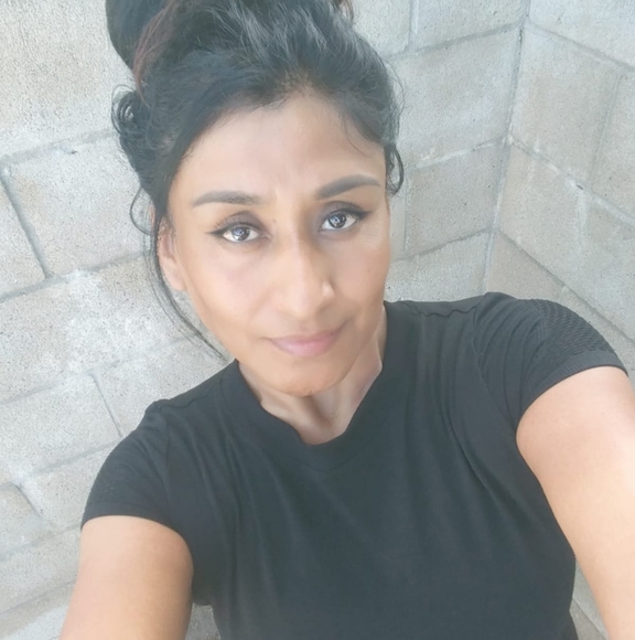 Profile Picture of Edith Castellanos (@edithcastell195) on Poshmark