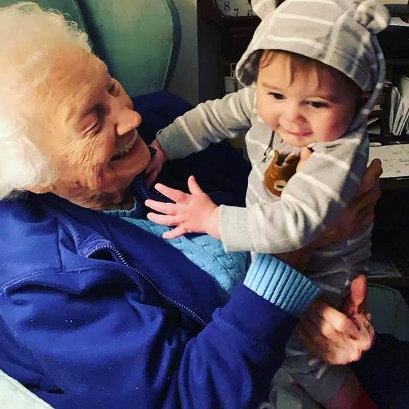 Profile Picture of Anne Andrews (@anneandrews383) on Poshmark