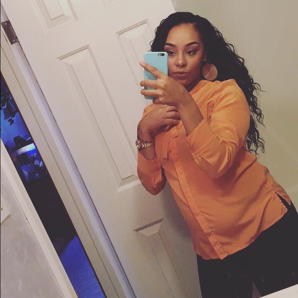 Profile Picture of Syndelle Sutton (@synn45) on Poshmark