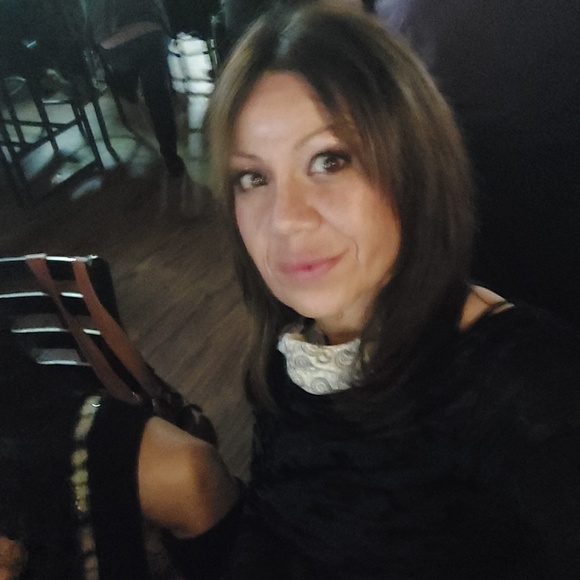 Profile Picture of Serena Hart (@serena_hart) on Poshmark