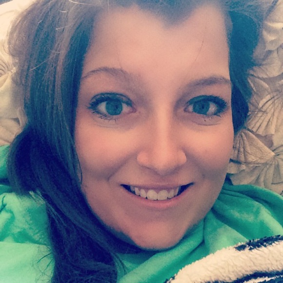 Profile Picture of Courtney Bredlow (@cbredlow0816) on Poshmark