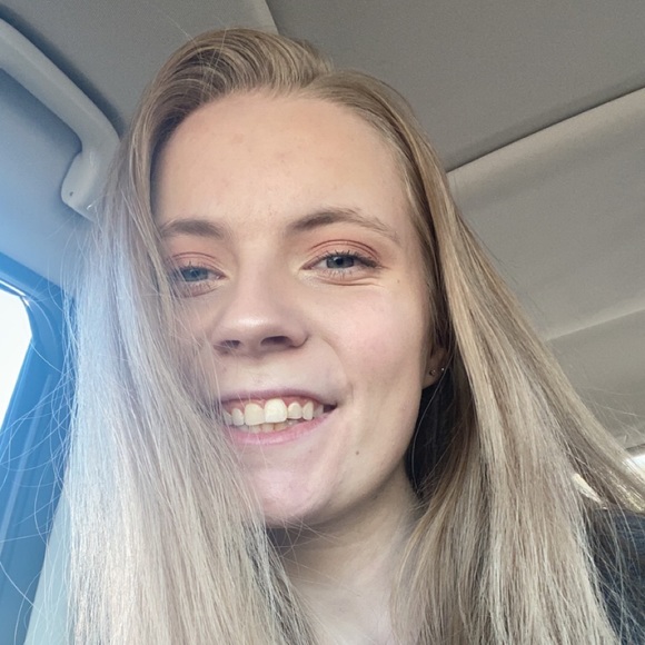 Profile Picture of Hannah Moffitt (@hbm123123) on Poshmark