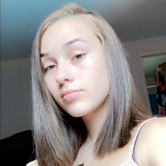 Profile Picture of Hayle Redcay (@hayle12342002) on Poshmark