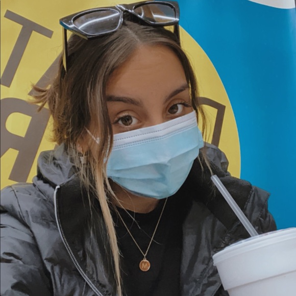 Profile Picture of Michelle Portugal (@michelleportuga) on Poshmark