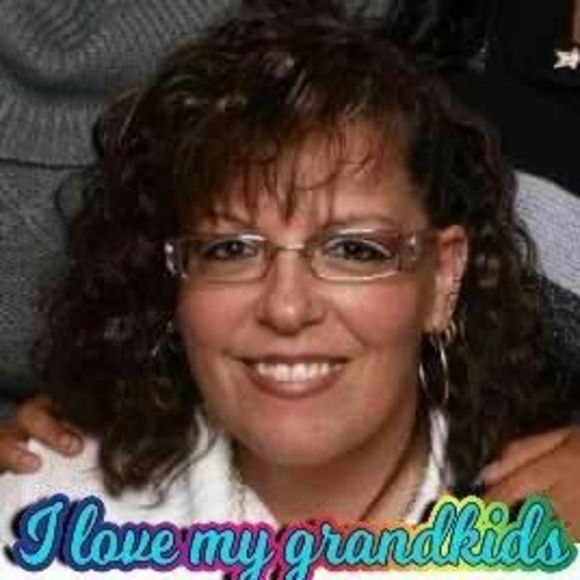 Profile Picture of Tina Feschuk (@tfeschuk) on Poshmark