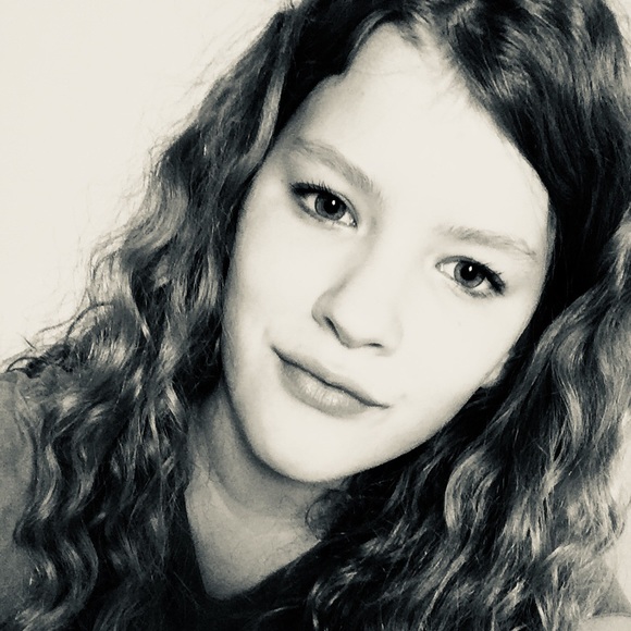 Profile Picture of Laney Maschek (@laney1235) on Poshmark