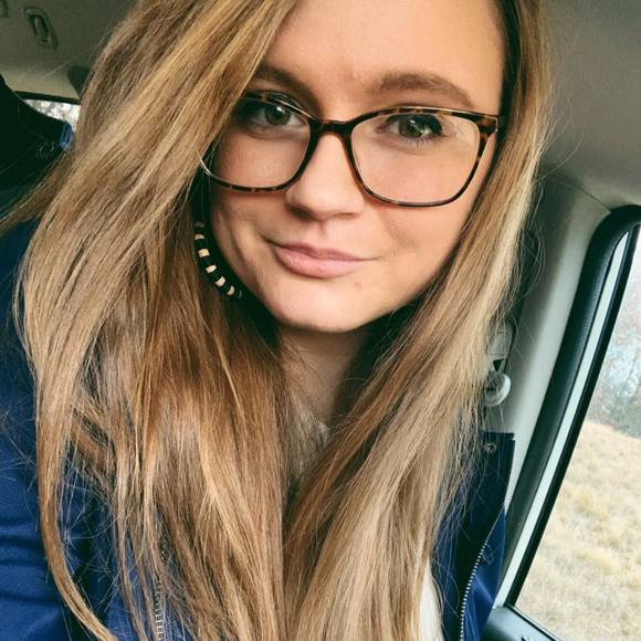 Profile Picture of Daisy Isensee (@daisyisensee) on Poshmark
